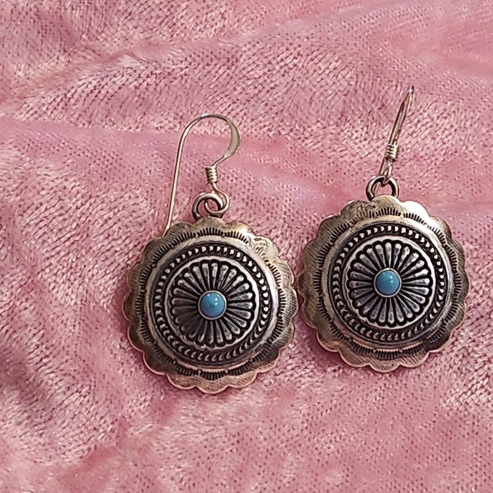 Beautiful Conch Turqouise Dangles